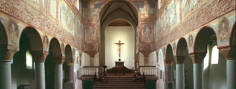 Die Kirche St. Georg auf der Insel Reichenau versetzt Besucher mit ihren romanischen Wandmalerien ins Staunen.