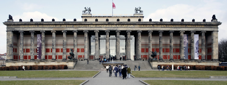 Vor dem Alten Museum liegt der Lustgarten.