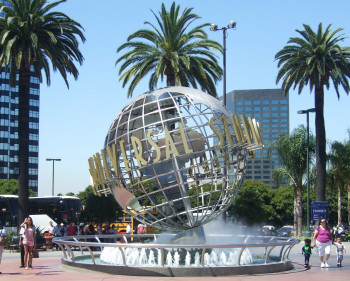 Am Eingang des Themenparks erwartet Besucher das berühmte Universal-Logo.