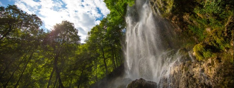 Der Uracher Wasserfall gilt als einer der schönsten Wasserfälle der Schwäbischen Alb.