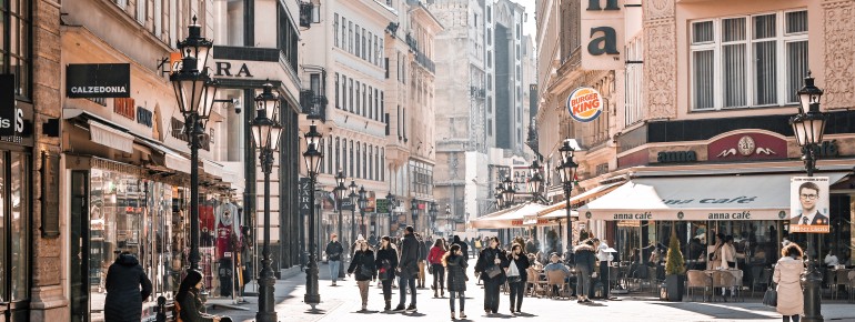Die Váci utca, auch Váci Straße genannt, ist eine der bekanntesten und beliebtesten Einkaufsstraßen in Budapest.
