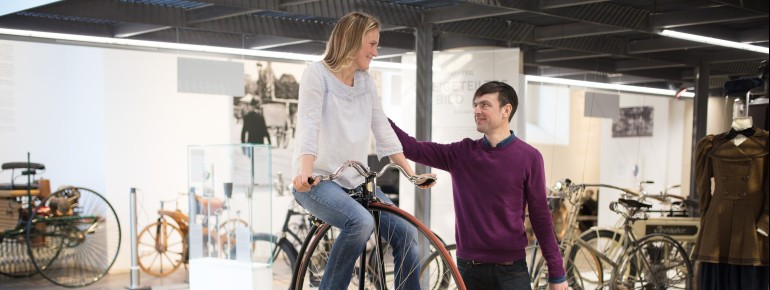 Du kannst die ersten motorisierten Fahrzeuge des späten 19. Jahrhunderts bewundern.