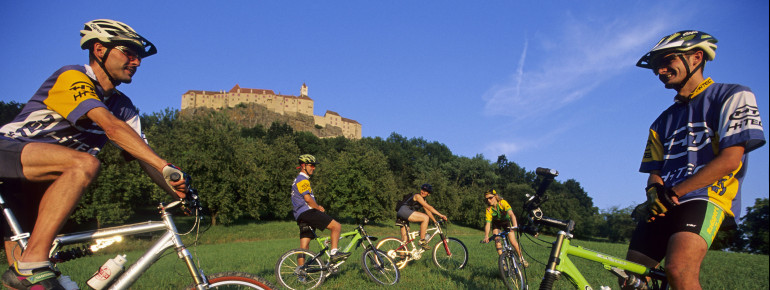 Die Gegend rund um die Burg bietet viele Möglichkeiten für Radtouren.