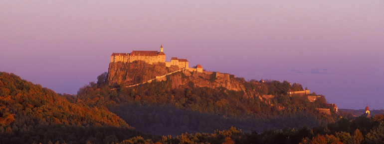 Die Veste Riegersburg in der Dämmerung.