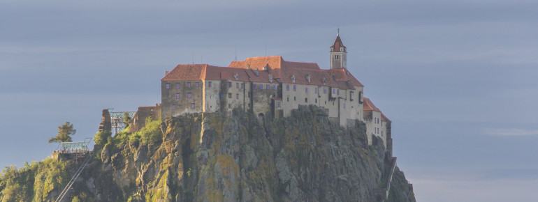 Hoch oben auf einem Vulkanfelsen thront die Veste Riegersburg.
