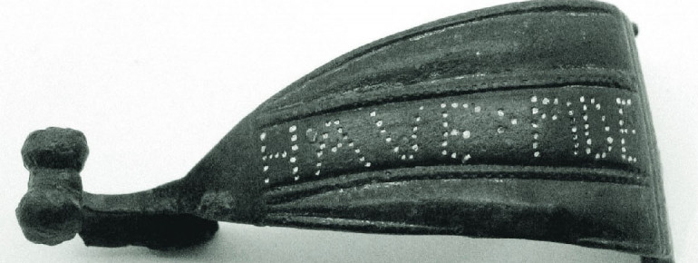 Eine römische Fibel mit lateinischer Inschrift.