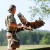 Falkner während der Greifvogelschau im Vogelpark Steinen.