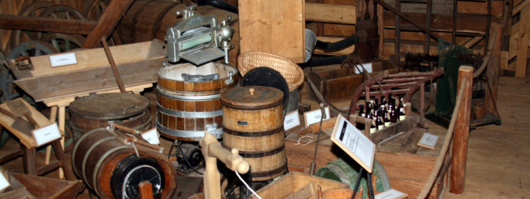 Im Museumsstadl können verschiedene Arbeitsgeräte von früher besichtigt werden.