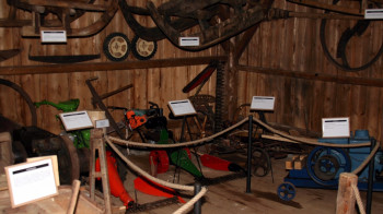 Im Museumsstadel werden auch verschiedene Maschinen ausgestellt