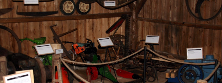 Im Museumsstadel werden auch verschiedene Maschinen ausgestellt