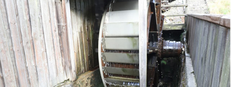 Das voll funktionierendes Wasserrad, das bei Schmiedevorführungen in Betrieb genommen wird.