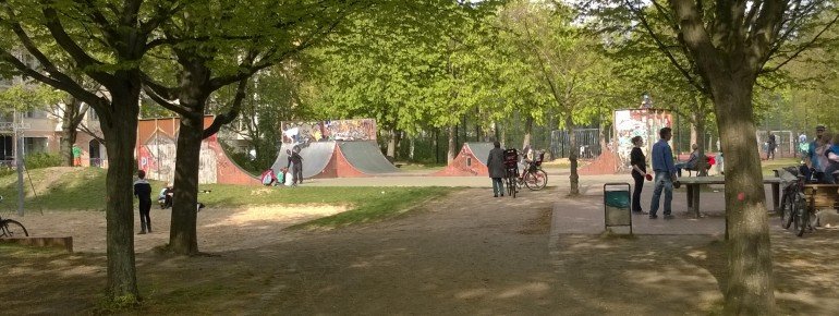 Der Volkspark bietet zahlreiche Freizeiteinrichtungen wie Skateparks, Fußballplätze, Kinderspielplätze, usw...