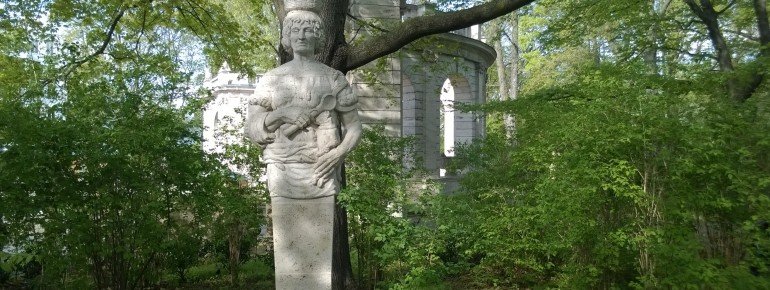 Der Märchenbrunnen in Seitenansicht (etwas versteckt hinter Bäumen)