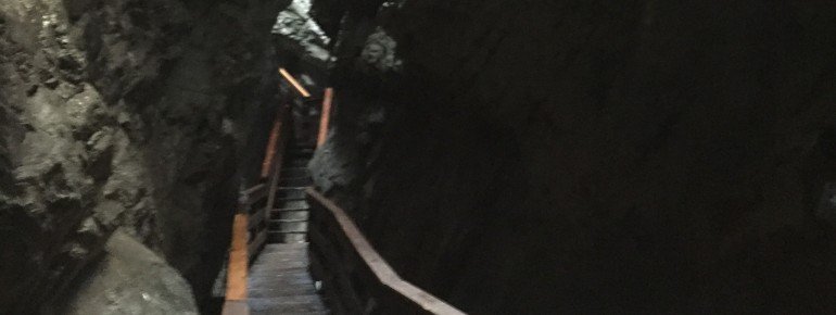 Insgesamt 51 Holzstege führen durch das Naturdenkmal Vorderkaserklamm