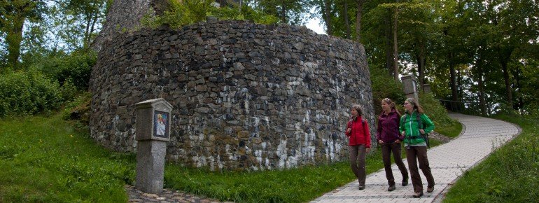 Burgruinen entlang des Weges auf den Hohen Parkstein