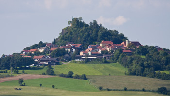 Der Hohe Parkstein ist ein Basaltkegel mitten im Ort Parkstein