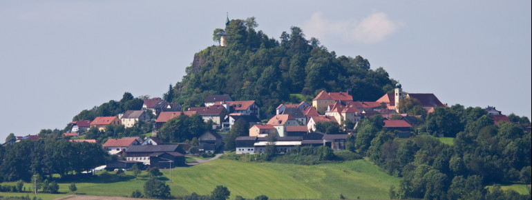 Der Hohe Parkstein ist ein Basaltkegel mitten im Ort Parkstein