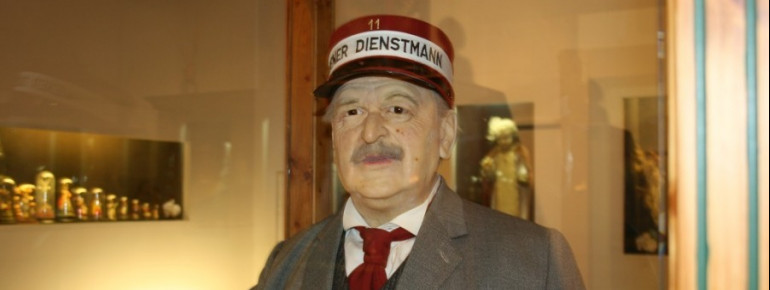 Die lebensgroßen Wachsfiguren kann man beinahe für echt halten