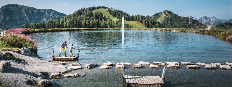 Überquerung des Grafenbergsees mit Holzflößen an Wagrainis Grafenberg