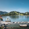 Überquerung des Grafenbergsees mit Holzflößen an Wagrainis Grafenberg