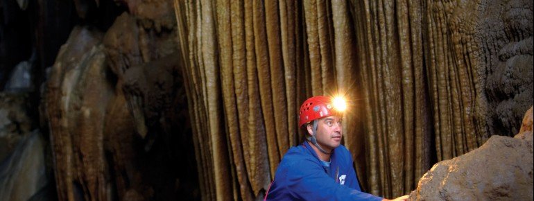 Zahlreiche Stalagmiten und Stalagtiten schmücken die Höhlen.