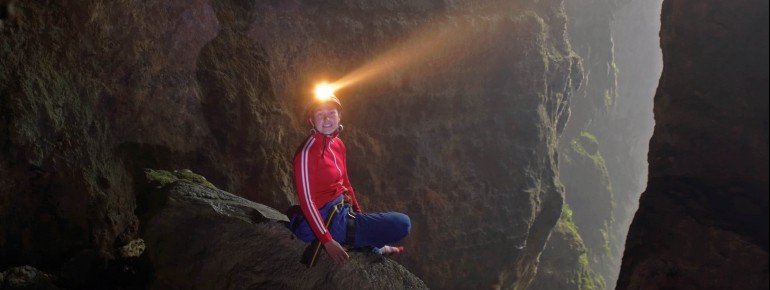 Die Höhlen kannst du mit Booten oder zu Fuß erkunden.