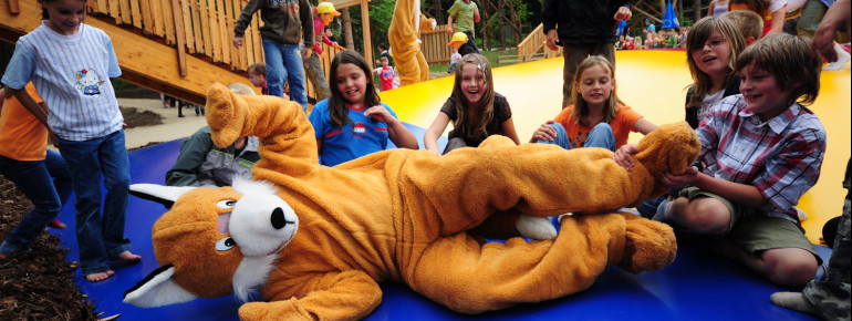 Spaß für große und kleine Besucher verspricht das Riesenhüpfkissen.