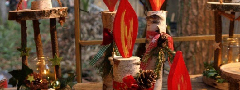 Handarbeiten werden zum Kauf angeboten.