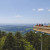Auf der Aussichtsplattform hast du eine Sicht über den Bayrischen Wald und das Donautal.