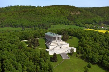 Schon von der Autobahn A3 aus sieht man die Walhalla majestätisch auf einem Hügel thronen.