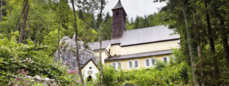 Die Wallfahrtskirche mit dem Klobenstein rechts und der Lourdes-Kapelle unterhalb des Steins