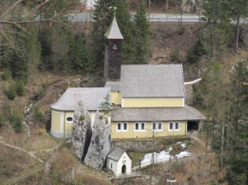 Sicht von oben auf die Kirche, den gespaltenen Klobenstein und die kleine Lourdes-Kapelle