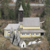Sicht von oben auf die Kirche, den gespaltenen Klobenstein und die kleine Lourdes-Kapelle
