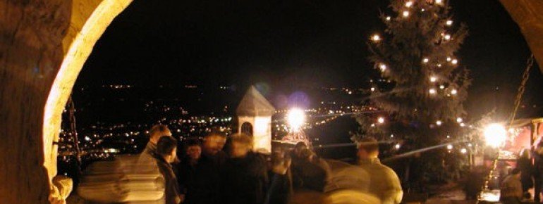 Jedes Jahr findet auf der Burg ein historischer Weihnachtsmarkt statt.