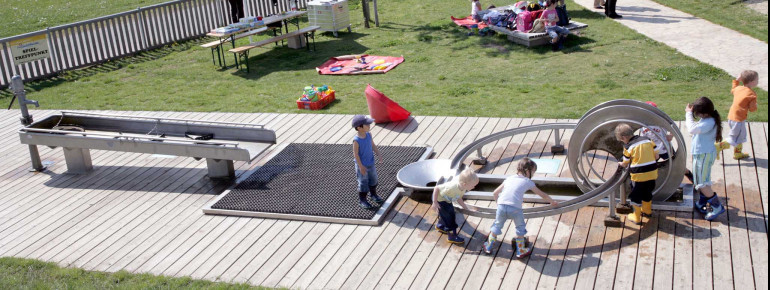Spielerisch lernen die Kinder Neues zum Thema Wasser.
