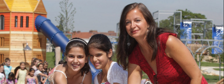 Der Wasserspielplatz bietet Spaß für die ganze Familie.