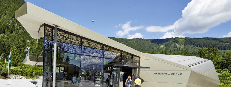 Der Eingang zum Wasserfallzentrum.