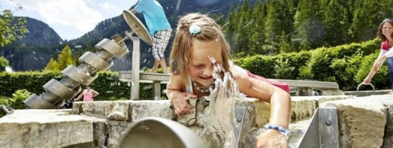 Wasserspiele erwartet die Kinder auch im Außenbereich.