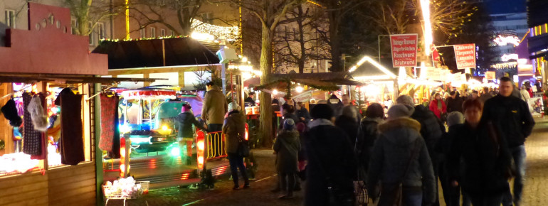 Verschiedene Buden laden zum weihnachtlichen Einkaufsbummel ein.