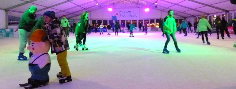 Die Eislaufhalle auf dem Marktplatz bietet Spaß für Groß und Klein.