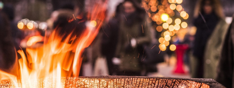 Bunte Lichter und Dekorationen sorgen für eine romantische Atmosphäre am Weihnachtsmarkt.