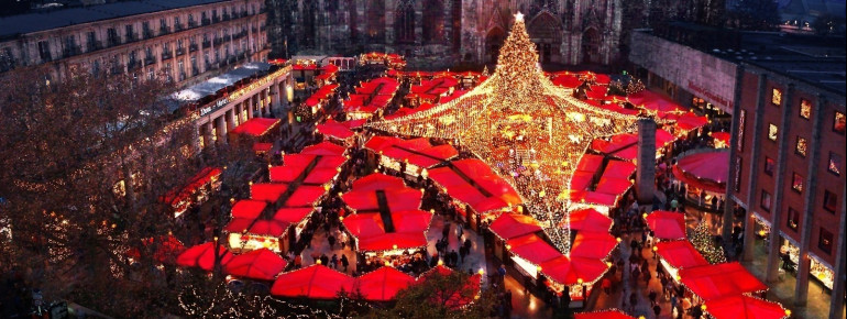 Der Weihnachtsmarkt vor herrlicher Kulisse