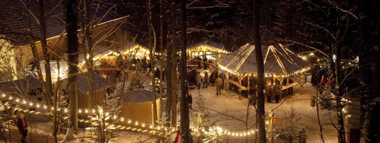 Blick auf den Weihnachtsmarkt auf Schloss Guteneck