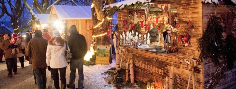 Krippenschnitzereien und andere Handwerkskunst sind am Weihnachtsmarkt zu finden