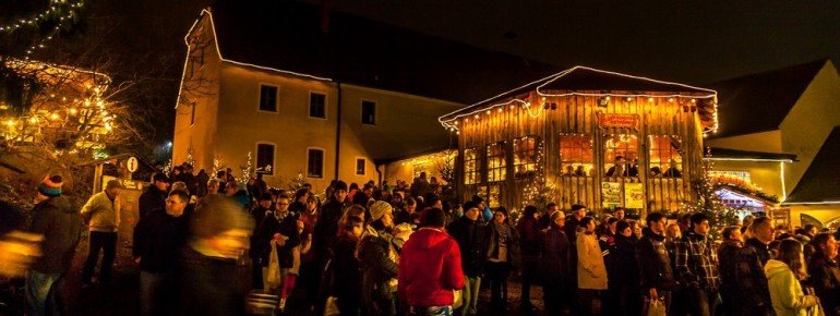 Verschiedene Weihnachtsstände laden zum Eintauchen in die Welt des Mittelalters ein
