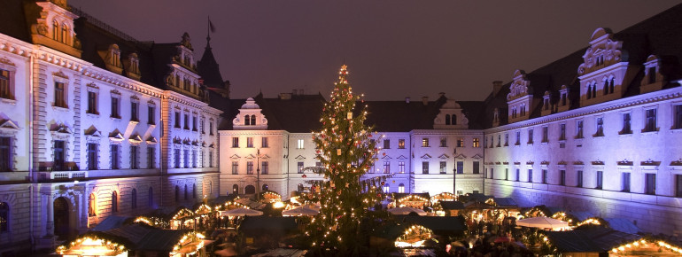 Der weihnachtlich geschmückte Innenhof des Schlosses