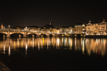 In der Vorweihnachtszeit erstrahlt die Stadt am Rhein in hellem Lichterglanz.