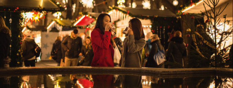 Bei einer Tasse Glühwein tauchst du ein in die weihnachtliche Atmosphäre am Münsterplatz.