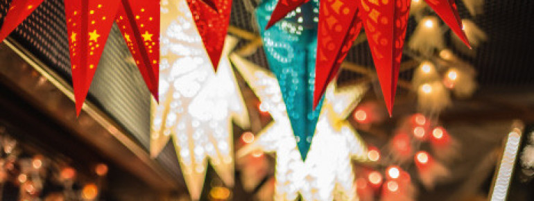Zahlreiche Händler und Kunsthandwerker verkaufen am Weihnachtsmarkt ihre Produkte.