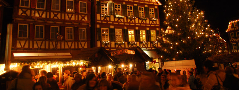Der märchenhafte Calwer Weihnachtsmarkt findet vor der Kulisse historischer Fachwerkhäuser statt.
